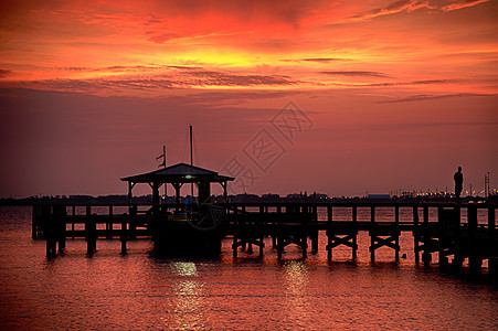 海洋的码头场景旅游橙子反射天空摄影目的地太阳日落风景图片