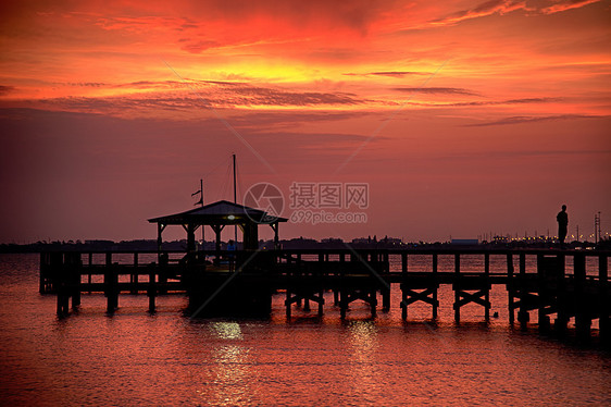 海洋的码头场景旅游橙子反射天空摄影目的地太阳日落风景图片