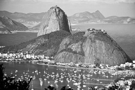 里约热内卢山脉港口景观海岸线沿海黑色船舶白色城市船只背景图片