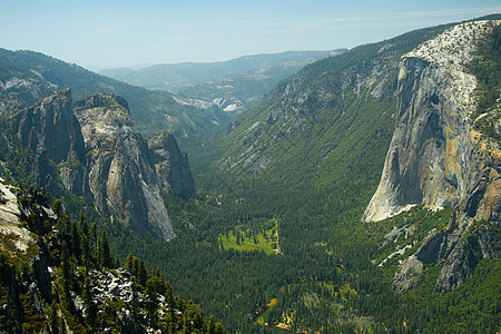 山谷中的岩层岩石场景风景旅游悬崖圆顶地质学目的地水平韧性图片