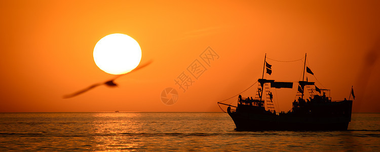 海洋中的船舶目的地场景旅游全景反射风景日落摄影天空帆船图片