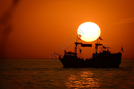 海洋中的船舶帆船日落天空场景反射运输客船目的地摄影太阳图片