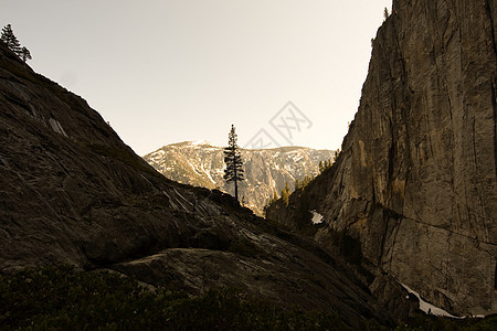 一棵树的轮光山谷地质学风景寂寞岩石山脉场景水平日落摄影图片