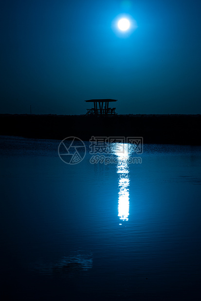 夜间看望塔守望台建筑风景反射结构蓝色海洋摄影月亮场景图片