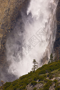 瀑布运动爬坡场景岩石旅游风景目的地摄影树木森林图片