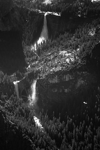 瀑布悬崖黑与白森林假期目的地摄影风景树木旅游岩石图片