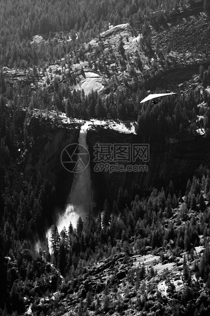 森林中的瀑布黑与白岩石极限冰川场景竞技旅游体育目的地摄影图片