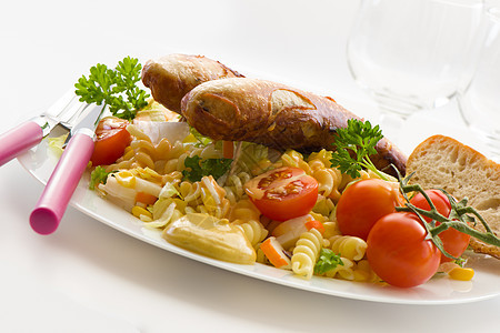 香肠意大利面和沙拉食物餐巾蔬菜午餐香菜烹饪传统美食油炸面条图片
