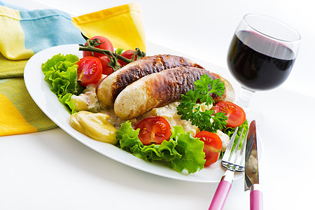 香肠和沙拉食物野餐小吃猪肉草药餐巾美食英语蔬菜盘子图片