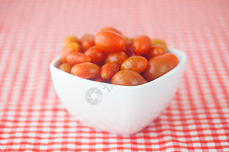樱桃西红柿 在彩衣布质碗里织物格子食物盘子市场民众植物烹饪营养水果图片