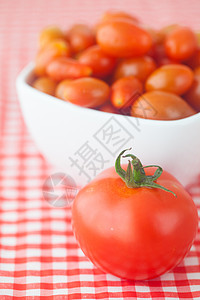 樱桃番茄和西红柿在彩衣碗中花园烹饪蔬菜国家格子盘子营养市场织物植物图片