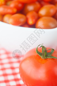 樱桃番茄和西红柿在彩衣碗中盘子市场收成饮食格子蔬菜植物国家织物水果图片