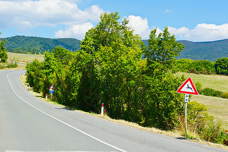 路标路牌高山峡谷警告基础设施岩石危险蓝色村庄旅行生态图片
