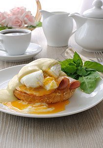 煮鸡蛋和火腿在包子上加酱汁早餐咖啡装饰饼干水煮餐饮平衡小吃盘子敷料图片