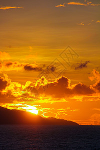 塞舌尔奇异海滩上惊人的多彩日落天气橙子地平线海景异国海岸线天空金子场景假期图片