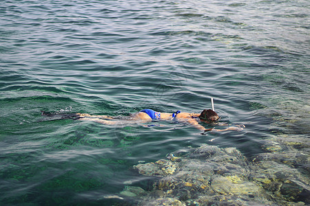 女摄影师潜水进入红海水游泳面具快照海洋照片海浪热带呼吸红色脱水图片