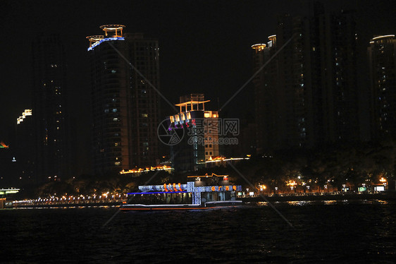 夜里在珍珠河上行驶的船运动流动珍珠建筑师建筑学海浪交通运输市中心场景巡航图片