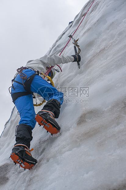 女孩爬上冰面远足岩石风景顶峰冒险寂寞成就逆境冰川愿望图片