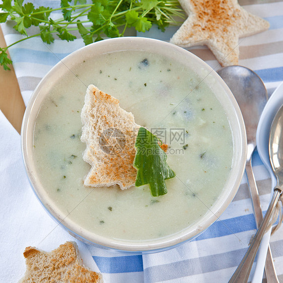 奶油蔬菜汤盘子奶油状蓝色草药食物勺子银器绿色黄瓜条纹图片