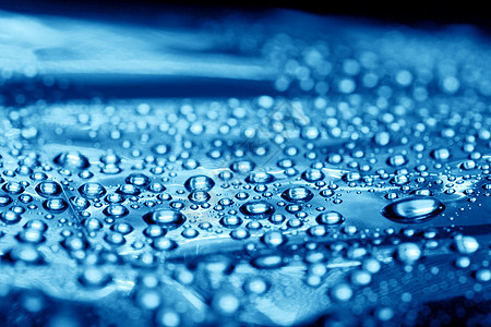 蓝水滴反射宏观气泡玻璃珠子飞沫雨水风暴天气淋浴图片