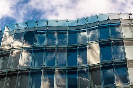 现代玻璃大楼在柏林的反射天空详情 Ge背景图片