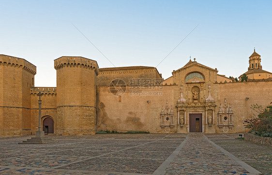 西班牙加泰罗尼亚巴塞罗那附近的波布尔特修道院田园风光地方历史风格建造教会窗户大教堂建筑学图片
