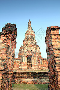 泰国Ayutthaya的Ruin砖墙寺雕像建筑文化崇拜艺术佛教徒天空蓝色石头旅行图片