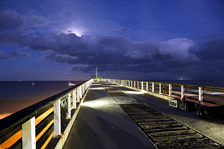夜间海滩码头图片