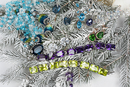 在fir树上的珠宝金属金子展示钻石照片婚姻庆典首饰枞树蓝色图片
