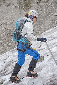 女孩爬上冰面成就运动阳光寂寞风景冒险远足绳索征服锻炼图片