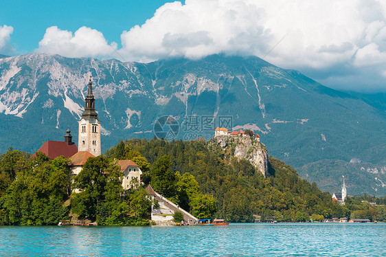 在斯洛文尼亚Julian Alps的湖中流血旅游城堡假期树木教会旅行爬坡山脉村庄地标图片