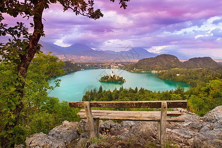 在斯洛文尼亚Julian Alps的湖中流血山脉村庄全景风景远足日落反射假期天空树木图片