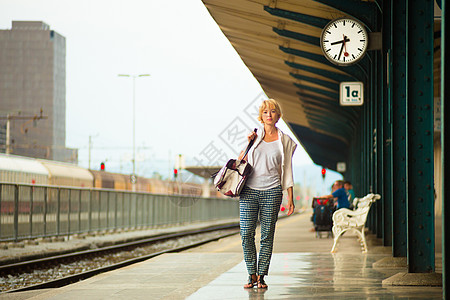 车站时钟时间游客高清图片