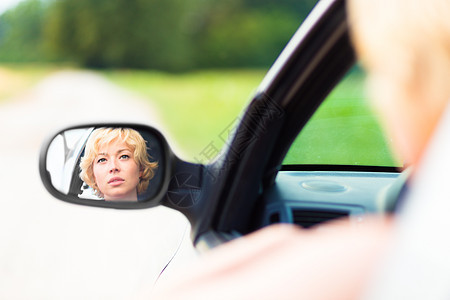 女士驾驶汽车驾照运输生态镜子能源环境喜悦碎石旅行执照图片