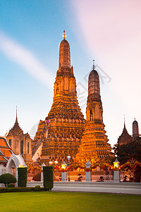泰国曼谷的Watrun寺庙雕塑吸引力佛教徒宝塔建筑文化建筑学佛塔地标公园图片
