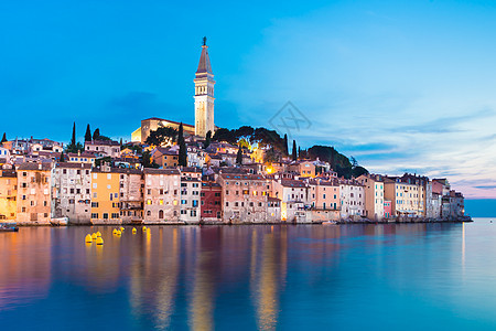 克罗地亚Istria的Rovinj沿海城镇天空半岛城市教会历史性海岸线港口建筑日落住宅图片