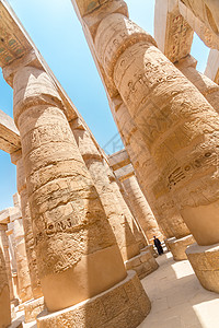 卡纳克寺古代神庙 埃及卢克索石头写作古董宗教柱子历史棕榈蓝色寺庙文化图片