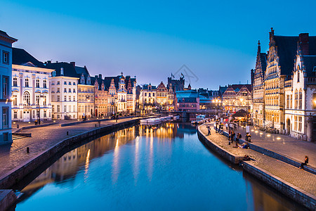 比利时 欧洲根特的莱河岸反思建筑石头吸引力银行夜生活房子城市蓝色教会图片