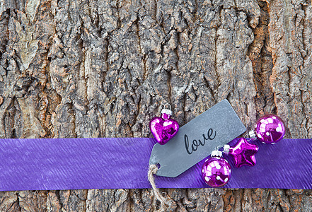 具有圣诞节装饰品的宪法背景心形标签紫色木头水平礼品乡村贺卡装饰概念图片