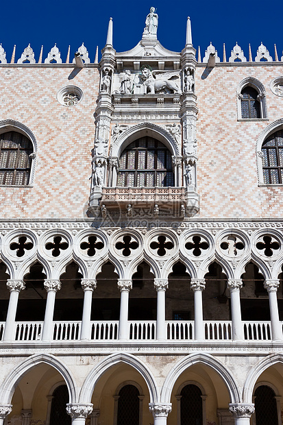 威尼斯Doge宫建筑游客天空建筑学城市柱子吸引力景观蓝色旅行图片