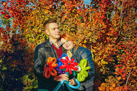 秋天公园的一对夫妇玩具异性浪漫女性福利活动男人快乐衣服乐趣图片