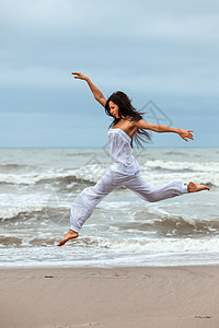 女人在海面的海滩上图片