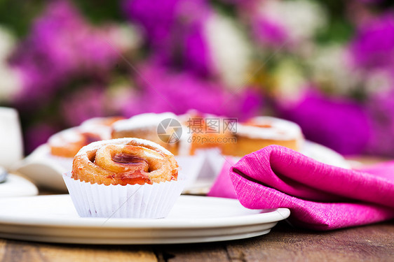 小蛋糕环境时间桌子咖啡食物覆盆子早餐杯子水果盘子图片