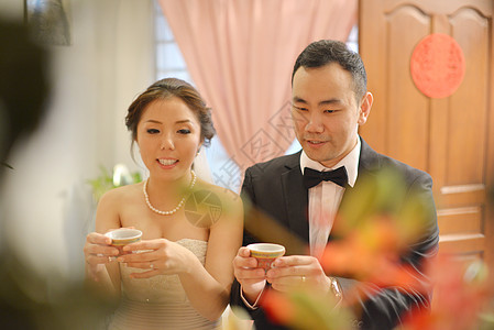 中国婚礼茶茶仪式订婚女士茶碗仪式男人新娘婚姻丈夫杯子宗教图片
