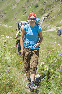 青年女子在山上远足男性活动闲暇女性游客冰川背包登山者男人女士图片