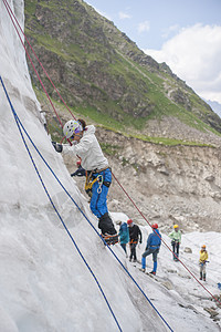 女孩爬上冰面愿望顶峰女性锻炼绳索天空逆境太阳冰川图片