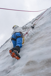女孩爬上冰面天空阳光旅行成就远足顶峰冰川女性岩石图片