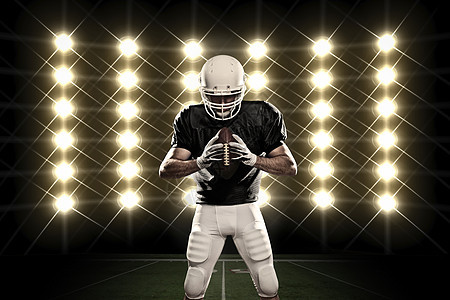 足球运动员竞技男性白色垫肩男人头盔制服黑色职业体育场图片