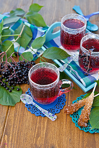 茶和新鲜的老浆果红色杯垫糖果玻璃杯子蓝色照片水果餐巾分支机构图片