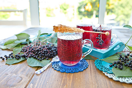 茶和新鲜的老浆果杯子照片饮料红色乡村餐巾糖果玻璃蓝色杯垫图片